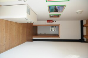 Minibar, värdeförvaringsskåp på rummet, skrivbord och ljudisolering