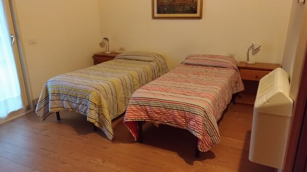 Grand Double Room, Ensuite | Minibar, in-room safe, desk, soundproofing - Affittacamere Dormire Caldi (Borgo Valbelluna)