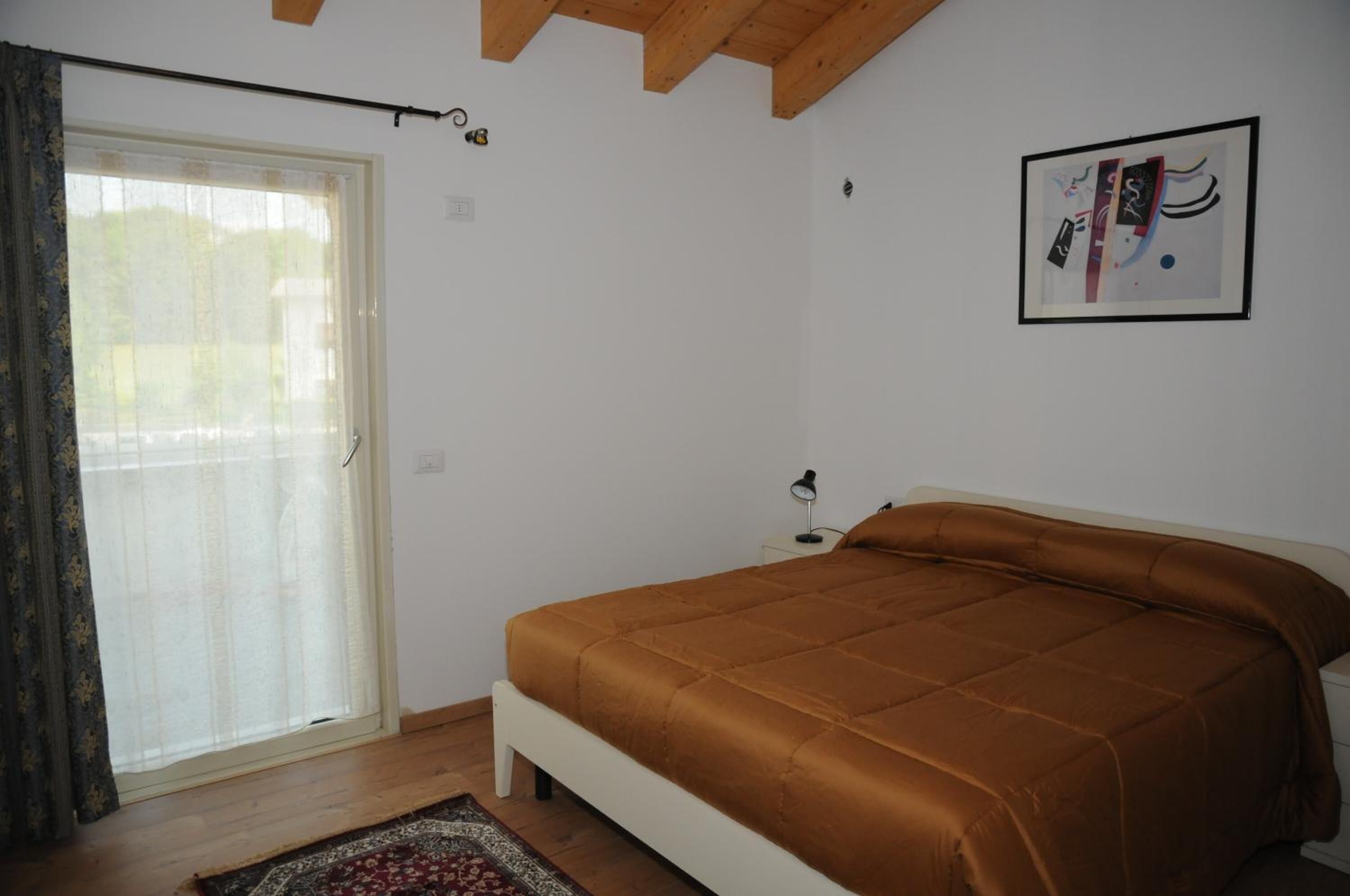 Minibar, caja de seguridad en la habitación y escritorio 