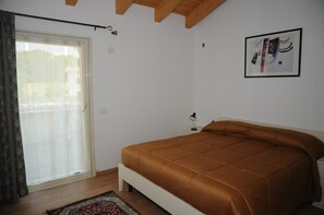 Minibar, värdeförvaringsskåp på rummet, skrivbord och ljudisolering