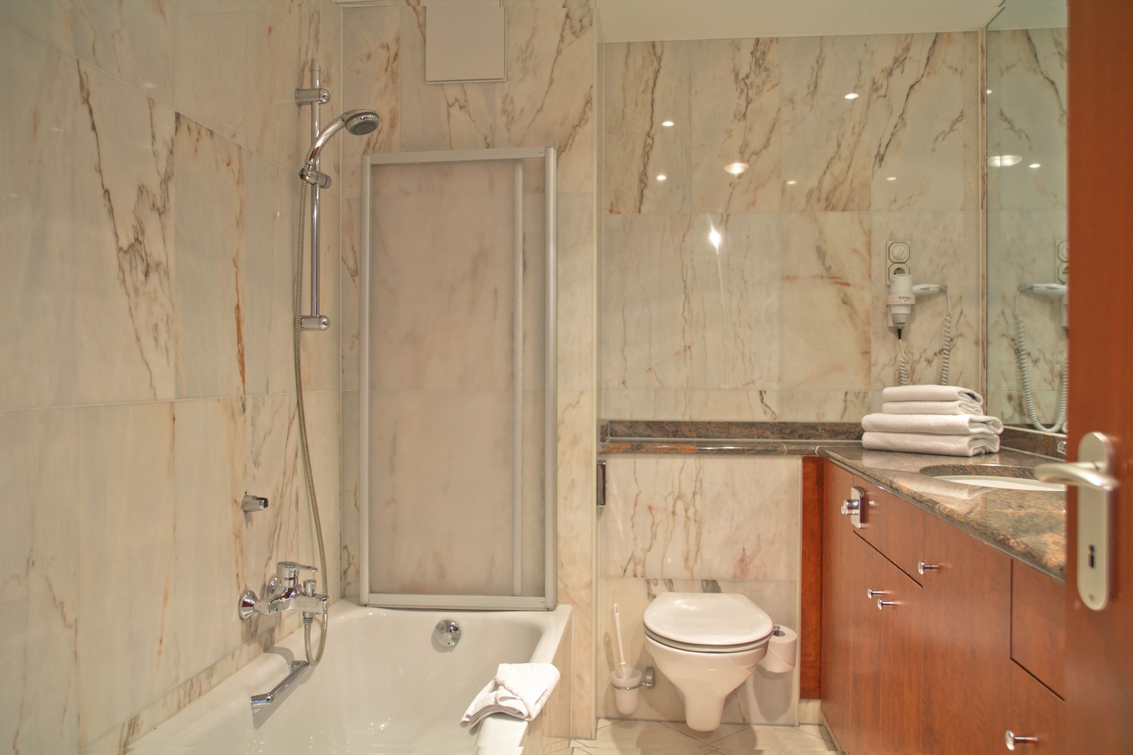 Une salle de bain équipée d’une baignoire, de toilettes et d’un espace douche.