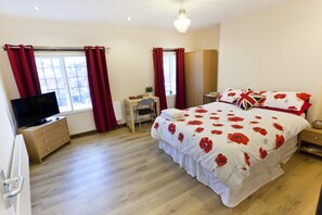 Desk, iron/ironing board, free WiFi - Emporium City Centre Self Catering (Nottingham)
