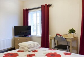 Desk, iron/ironing board, free WiFi - Emporium City Centre Self Catering (Nottingham)