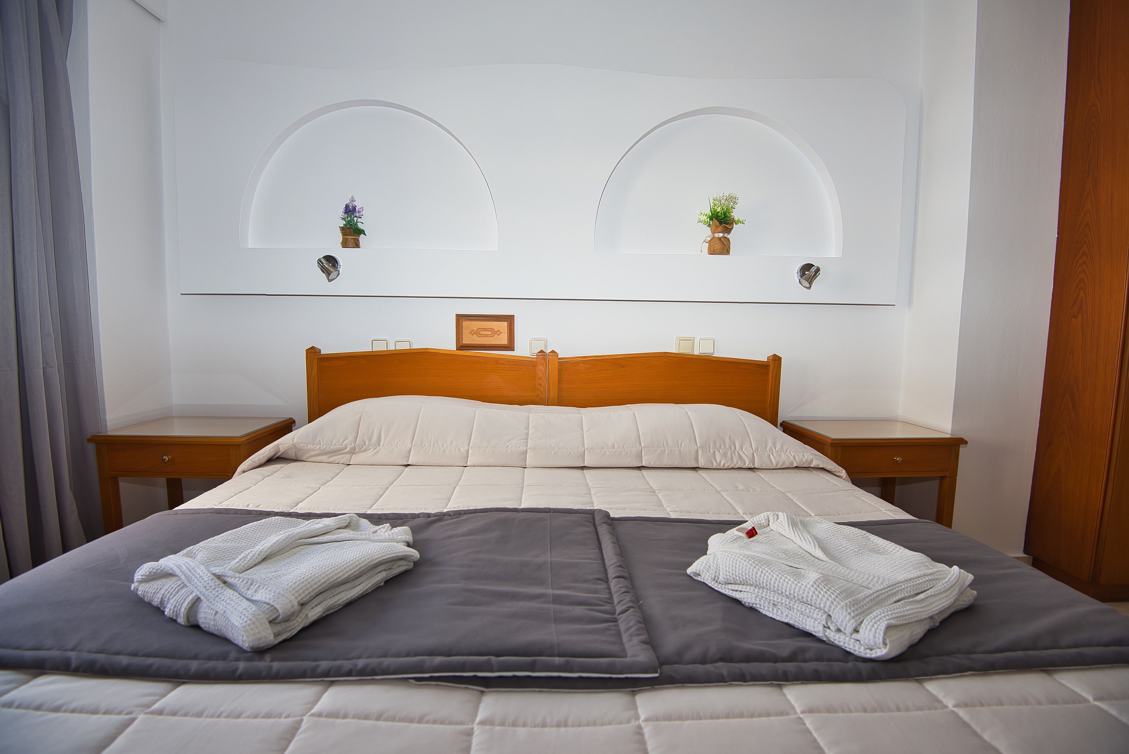 standard room, mountain view | in-room safe, desk, soundproofing, free wifi