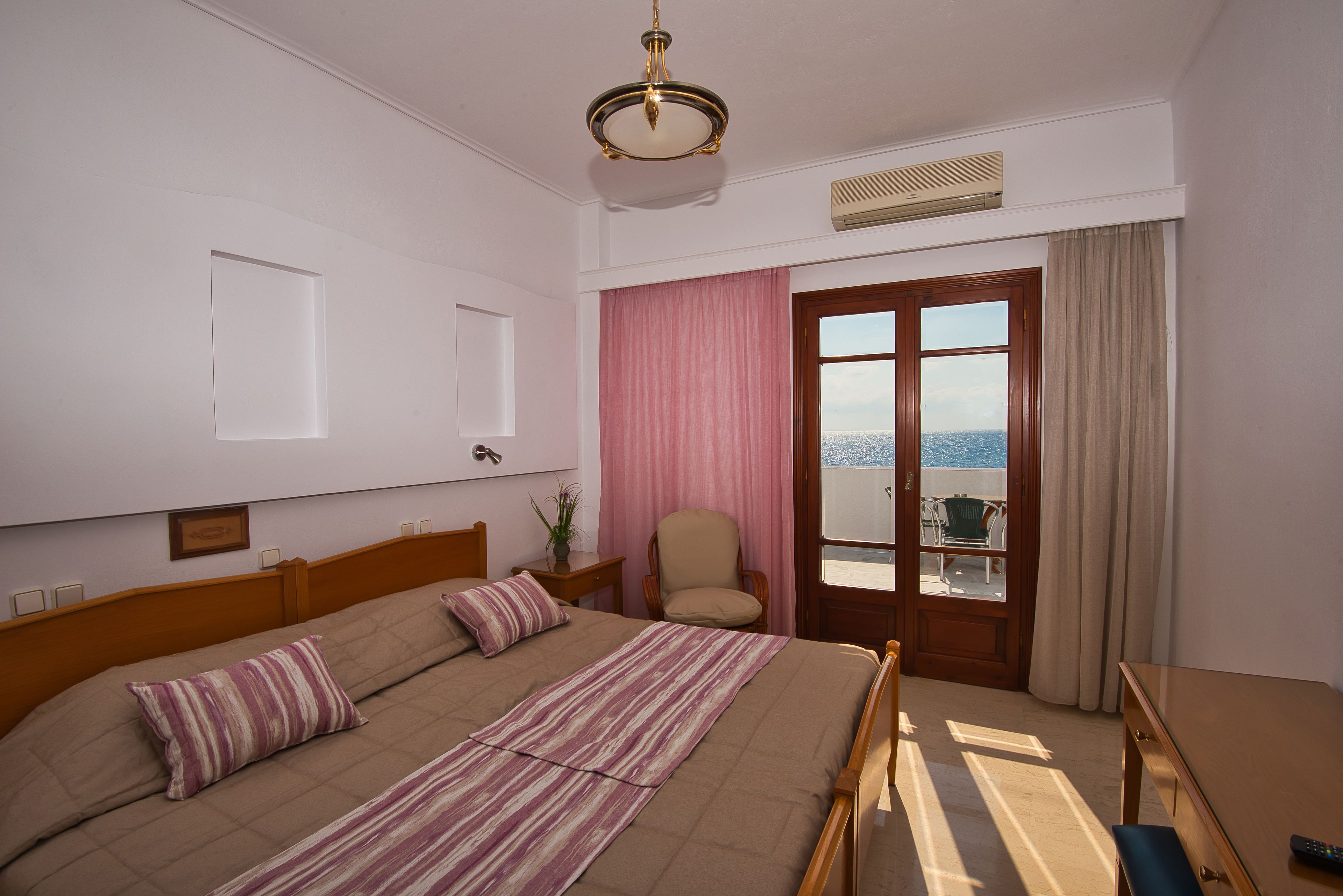 standard room, sea view | in-room safe, desk, soundproofing, free wifi