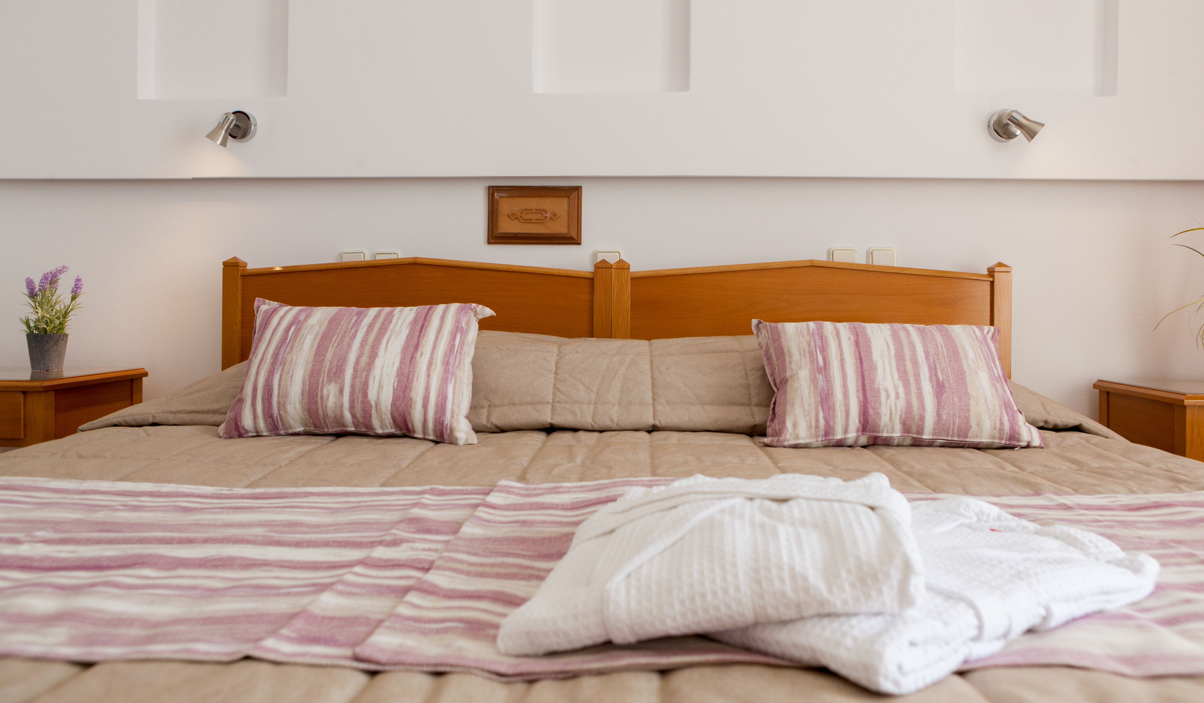 standard room, sea view | in-room safe, desk, soundproofing, free wifi