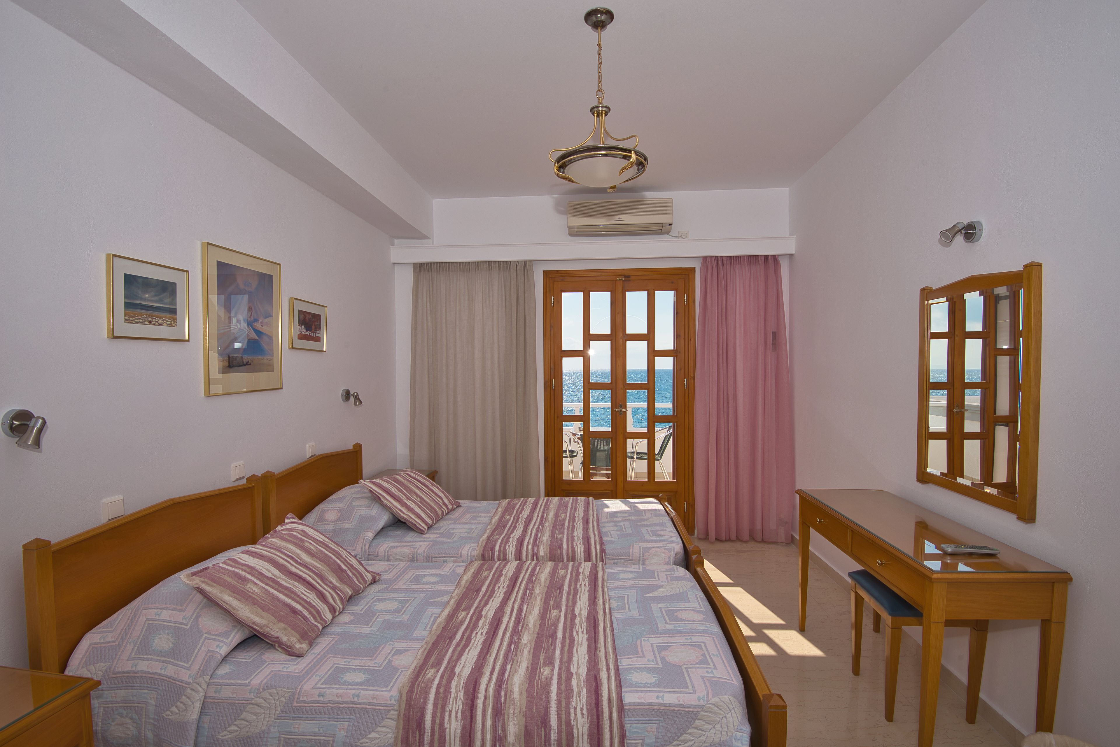 standard room, sea view | in-room safe, desk, soundproofing, free wifi
