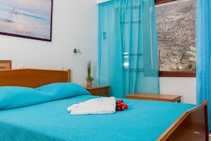 In-room safe, desk, soundproofing, free WiFi - Irini's Rooms (Santorini)
