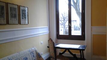 ์ํํธ, ๋ฐ์ฝ๋ | ๊ฑฐ์ค ๊ณต๊ฐ