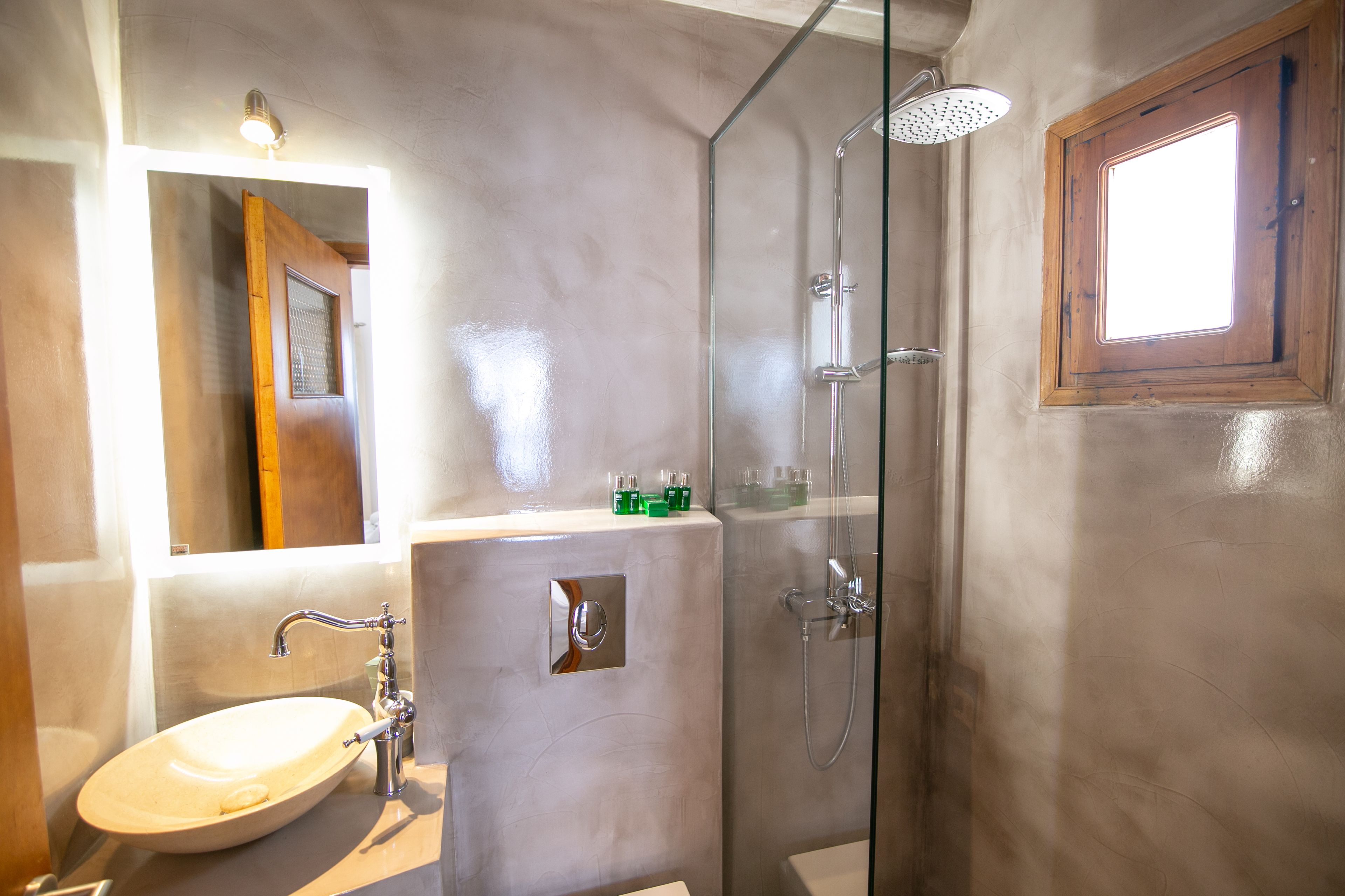 Doppelzimmer (Caldera View) | Badezimmer | Dusche, Designer-Toilettenartikel, Haartrockner, Hausschuhe