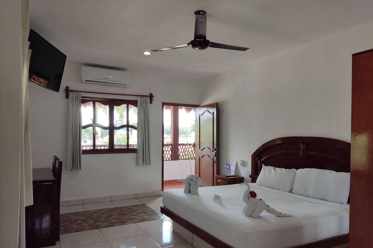 Suite, 1 cama King size | Ropa de cama de alta calidad y escritorio