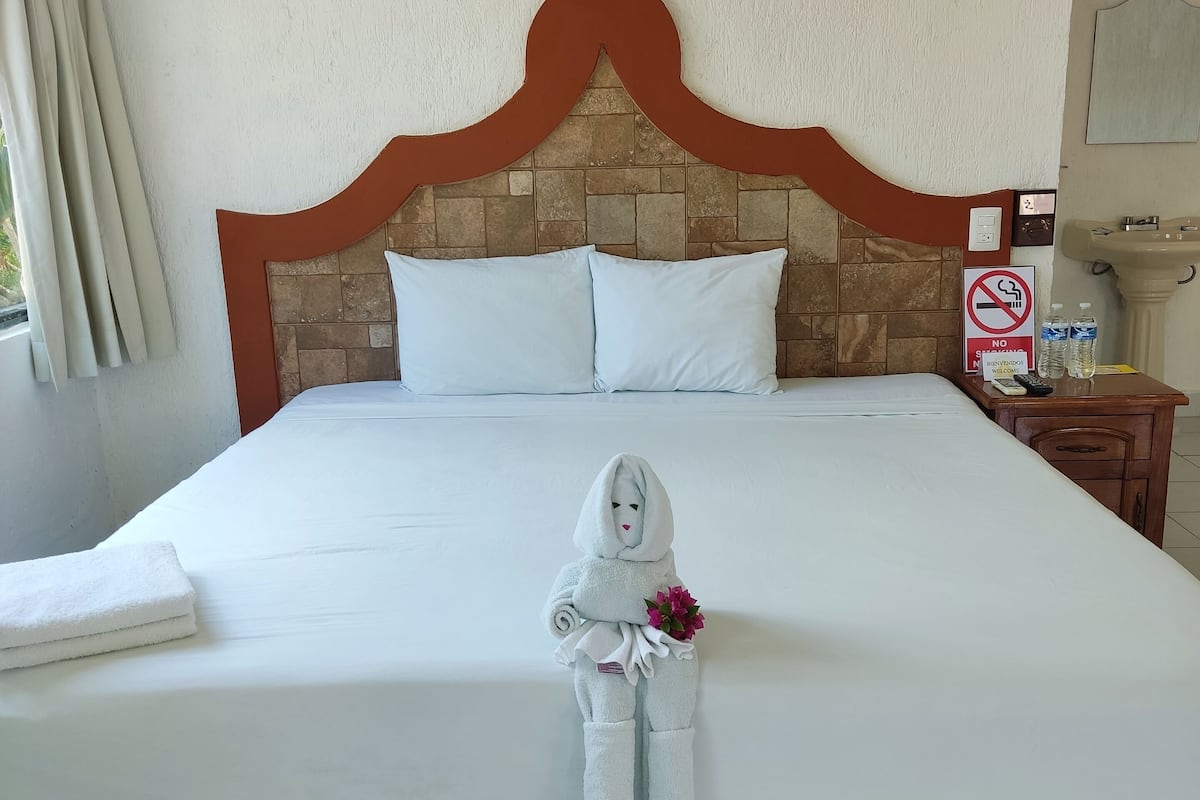 Habitación estándar | Ropa de cama de alta calidad y escritorio