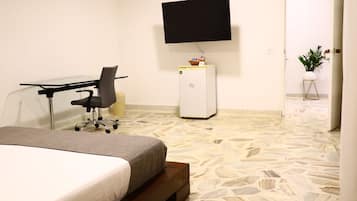 Minibar, escritorio, espacio para trabajar con laptop y wifi gratis