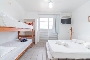 Standard Quadruple Room | Bar mini, meja, ruang kerja komputer riba, langsir/tirai gelap terus