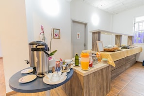 Free daily buffet breakfast - Pousada Santa Ana (Florianópolis)