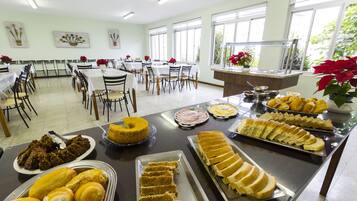 Café da manhã com buffet grátis todos os dias