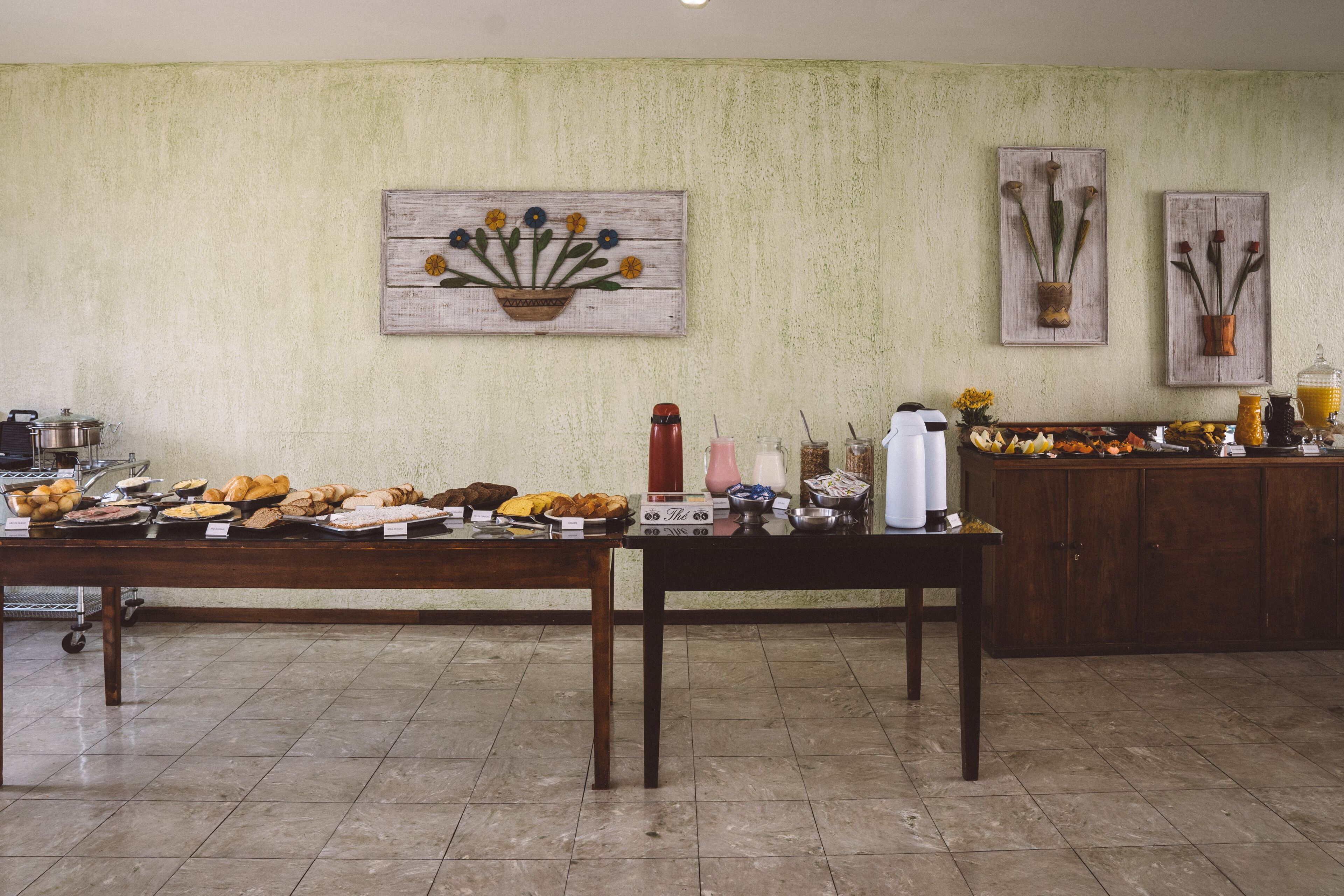 Montaje de bufé con diversos alimentos y una estación de café.