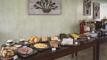 Café da manhã com buffet grátis todos os dias