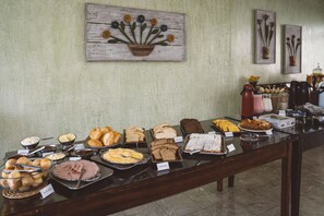 Free daily buffet breakfast - Pousada Betânia (Curitiba)