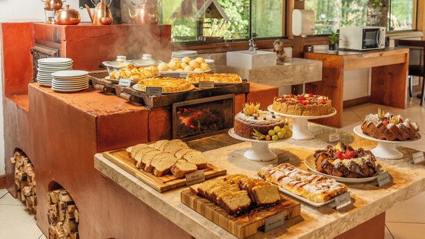 Ein Buffet mit verschiedenen Speisen und einer Kaffeestation.
