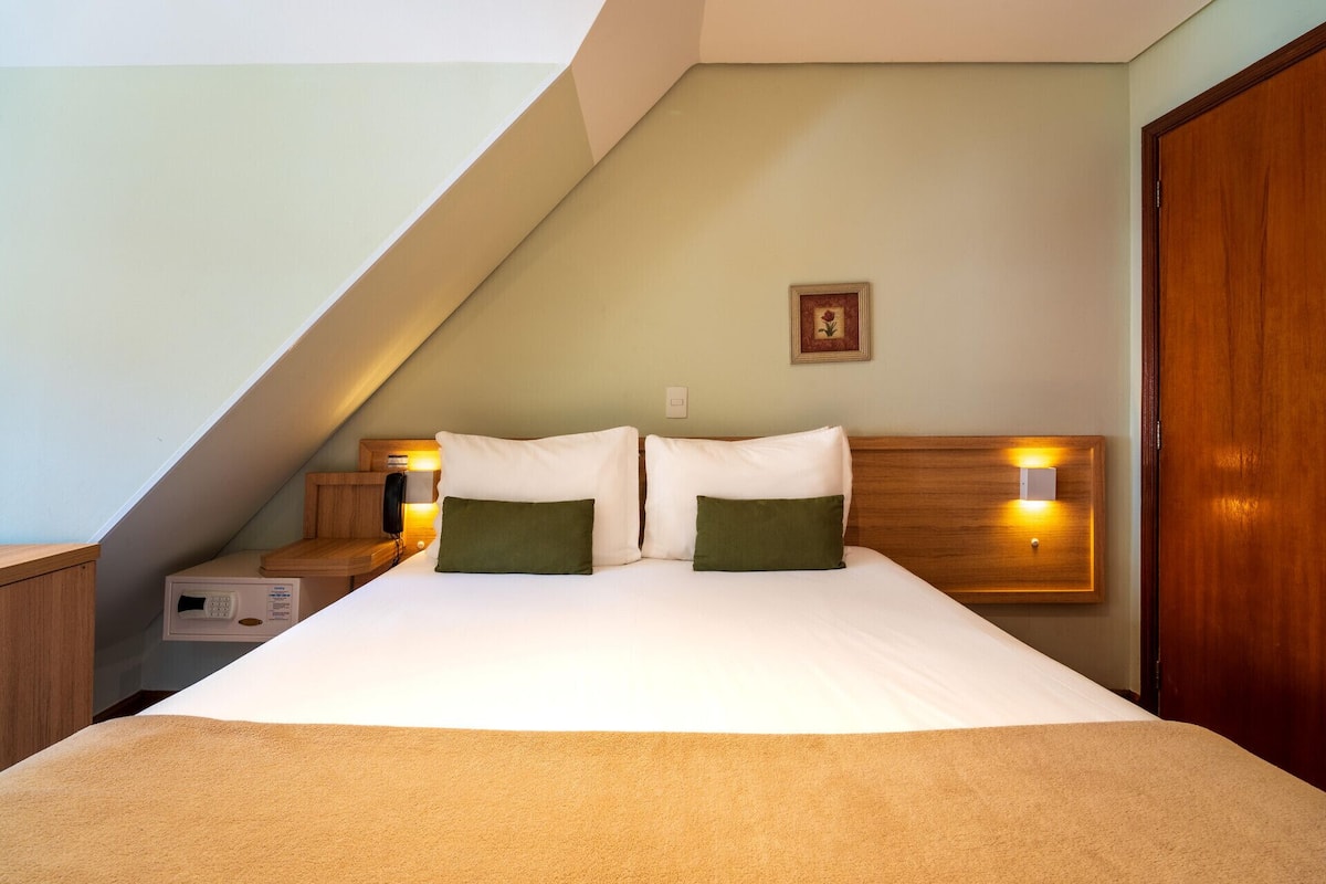 Ropa de cama de alta calidad, caja fuerte, cortinas opacas y wifi gratis