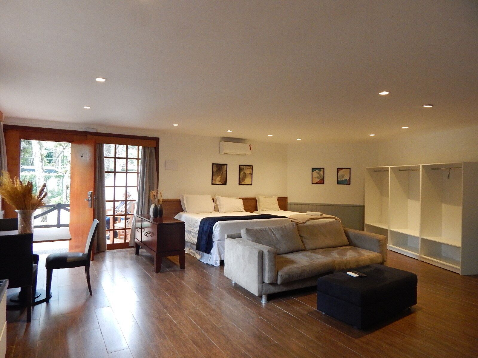 Quarto conforto | Roupas de cama premium, frigobar, cofres nos quartos, cortinas blackout