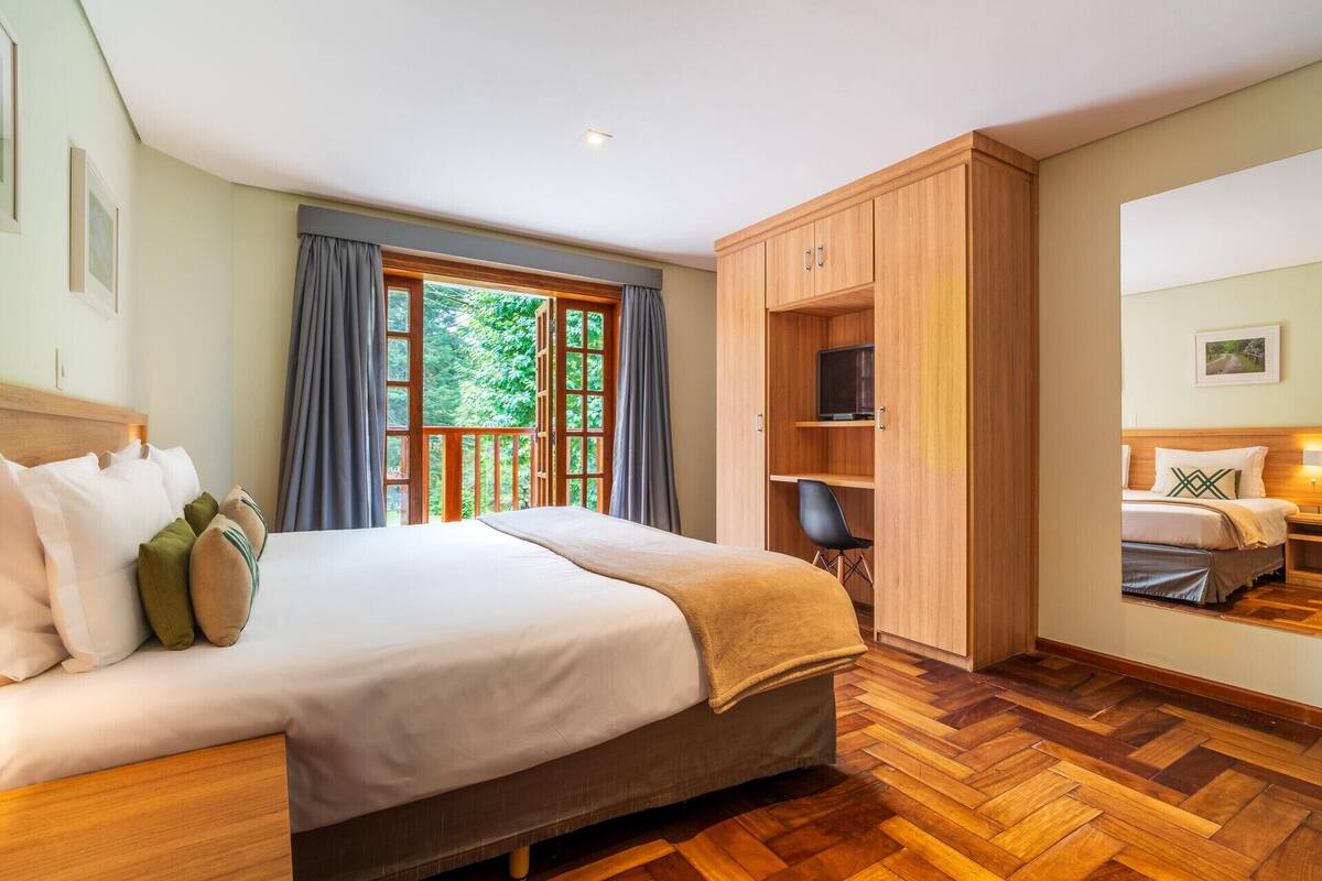 Ropa de cama de alta calidad, caja fuerte, cortinas opacas y wifi gratis