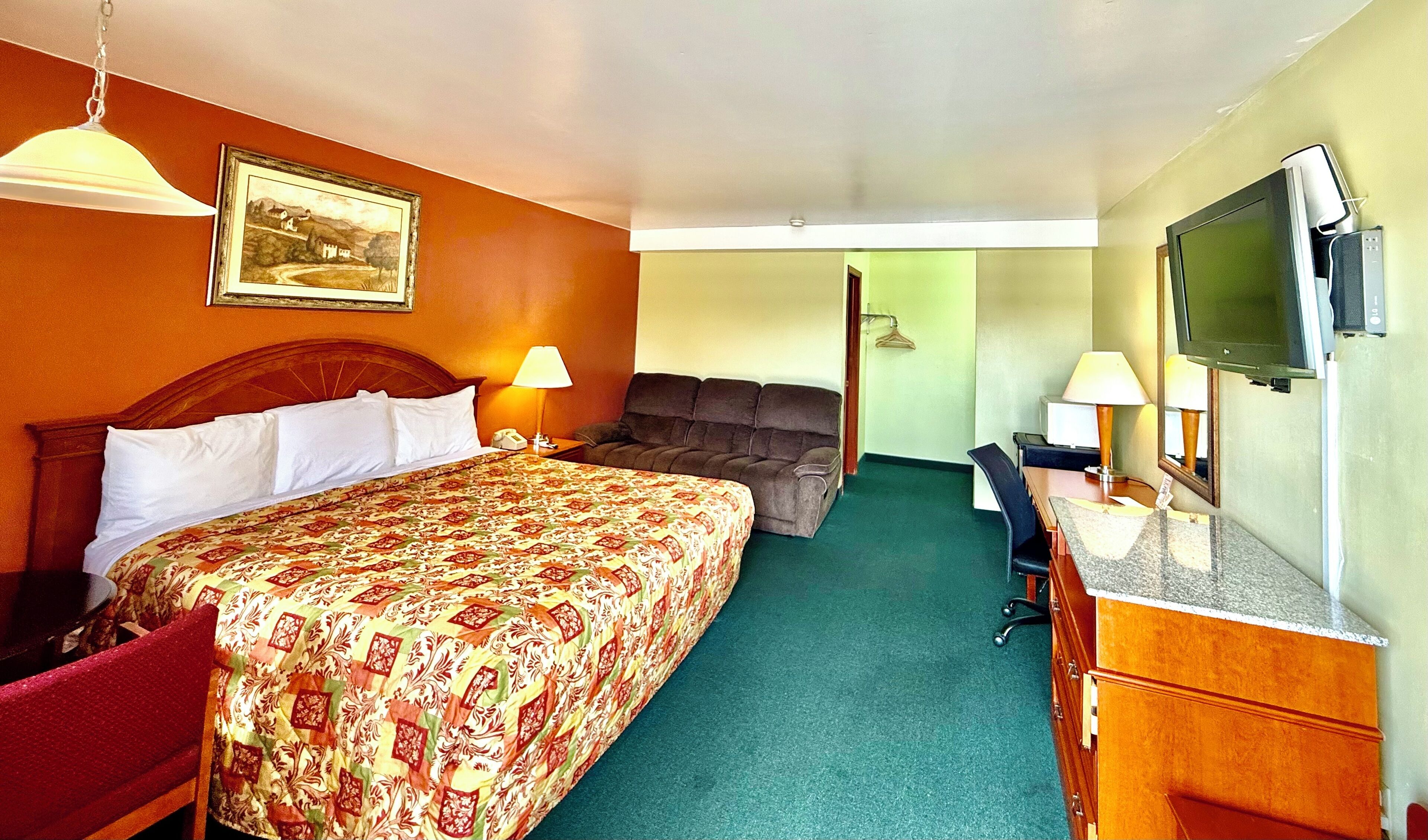 Escrivaninha, cortinas blackout, quartos à prova de som