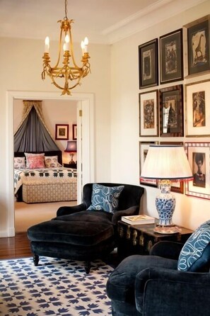 Luxurious Suite Rose Room | Living area | Flat-screen TV