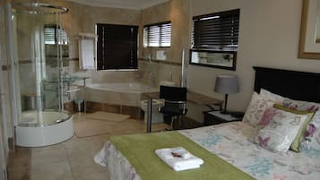 Luxury 2 Bedroom Unit | 高档床上用品、客房内保险箱、隔音、熨斗/熨衣板