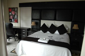 Ropa de cama de alta calidad y caja de seguridad en la habitación 