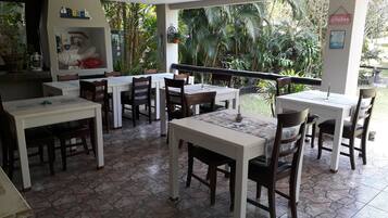 Free daily English breakfast