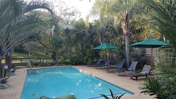 Piscina all'aperto, lettini
