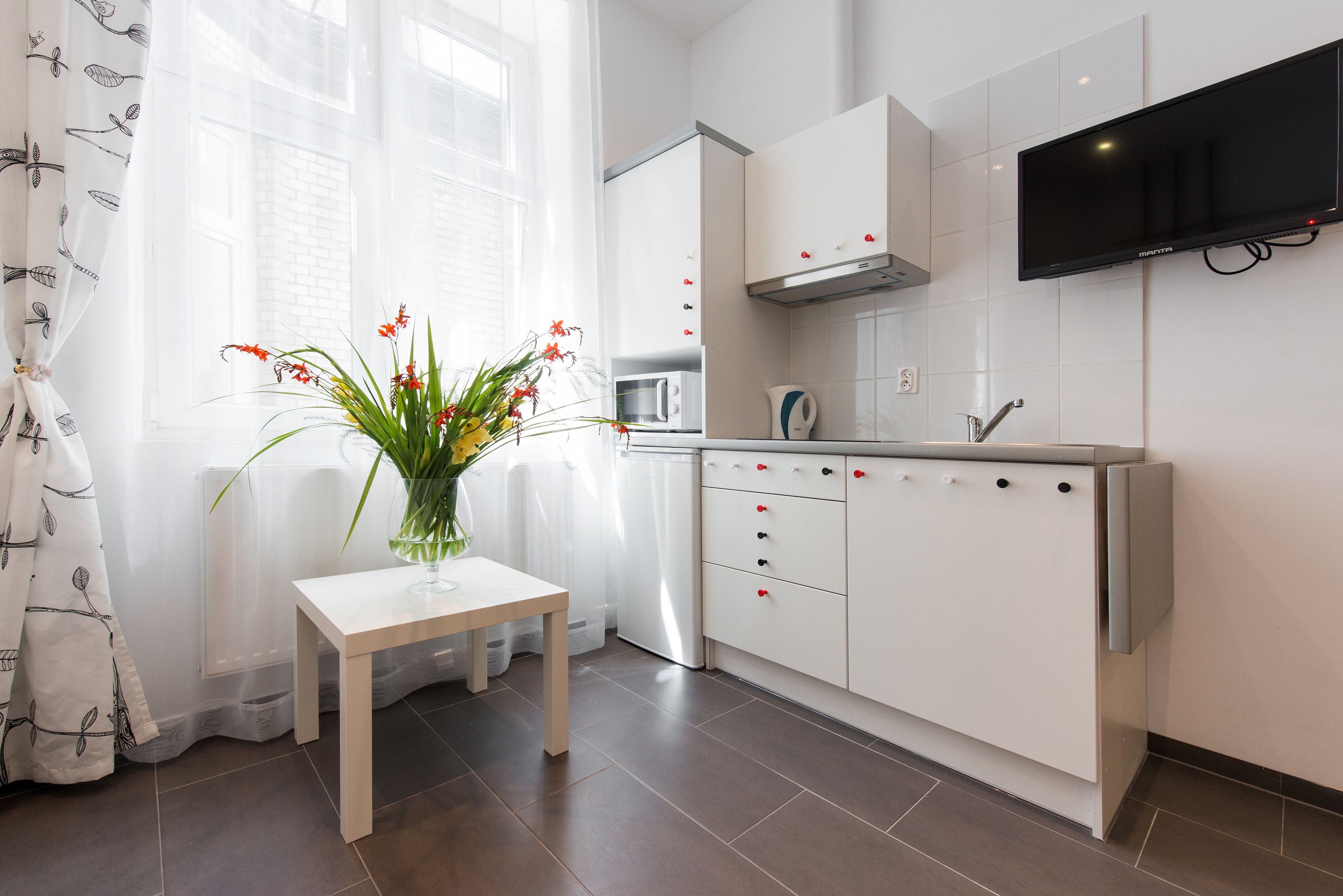 Studio Suite | Private kitchenette | Fridge, stovetop, coffee/tea maker, cookware/dishes/utensils