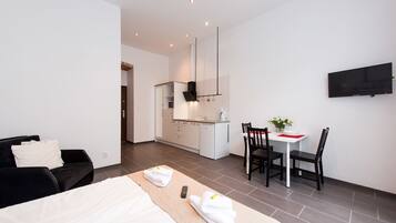 Suite monolocale familiare (2 pax + 1 pax) | Area soggiorno | TV a schermo piatto