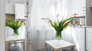 Une salle de bain moderne avec un lavabo blanc, un miroir et un espace douche.