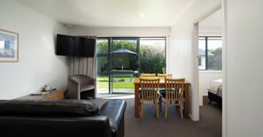 Appartement, 2 chambres | Coin séjour | TV connectée