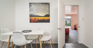 Family Room | In-room dining - Grove Park Motor Lodge (Blenheim)