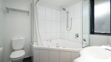 Executive-Studio | Badezimmer | Haartrockner, Handtücher, Seife, Shampoo