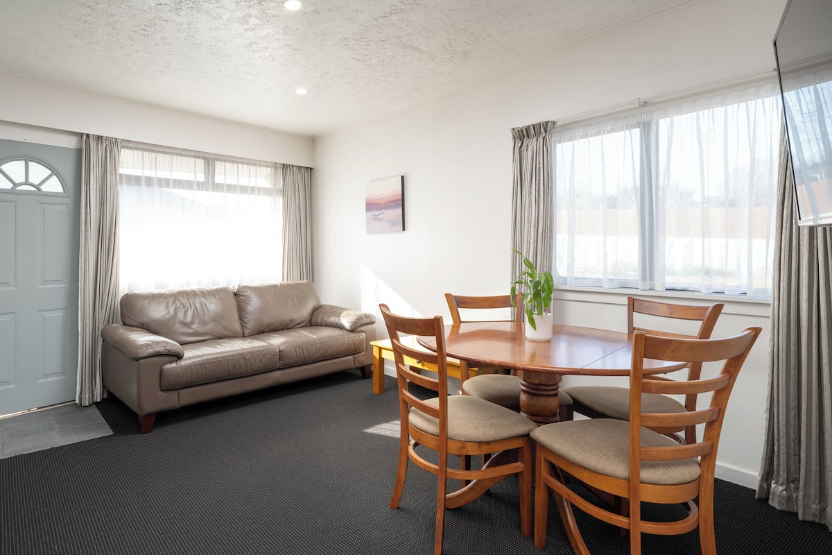 Two Bedroom Apartment | Soundproofing, WiFi (free), bed sheets