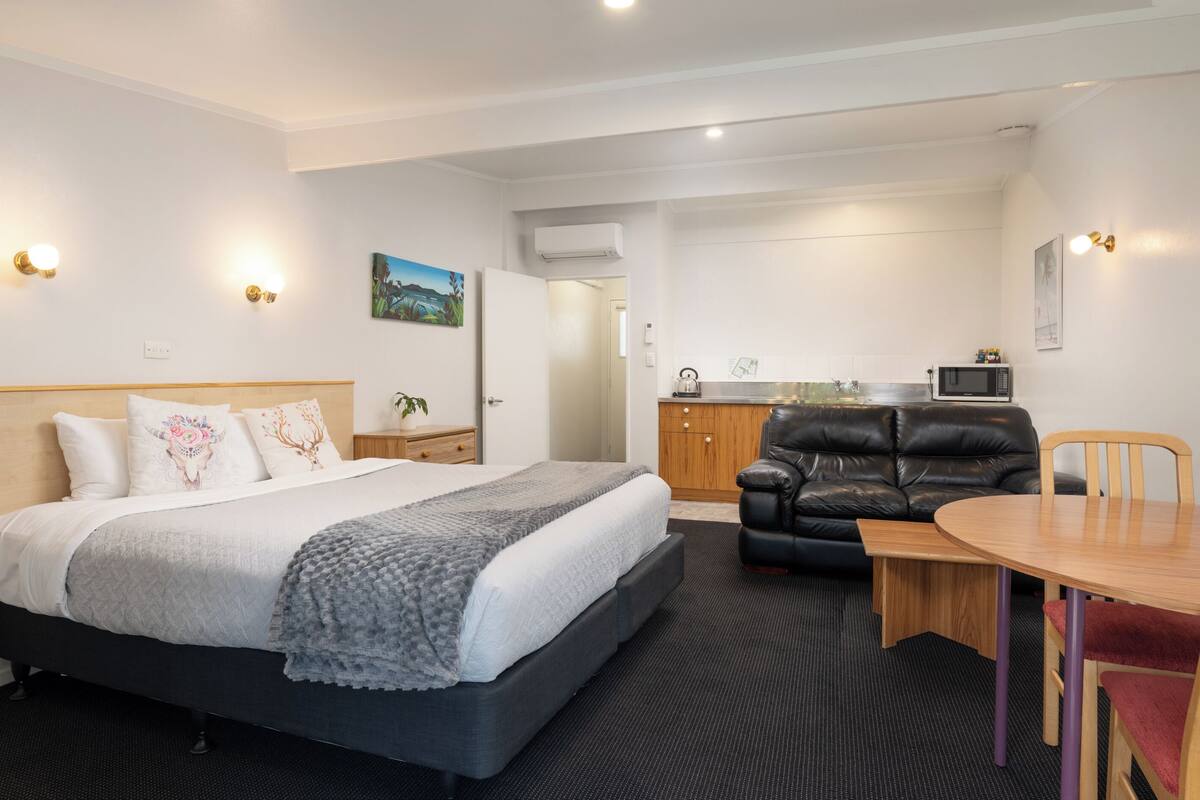 Soundproofing, WiFi (free), bed sheets