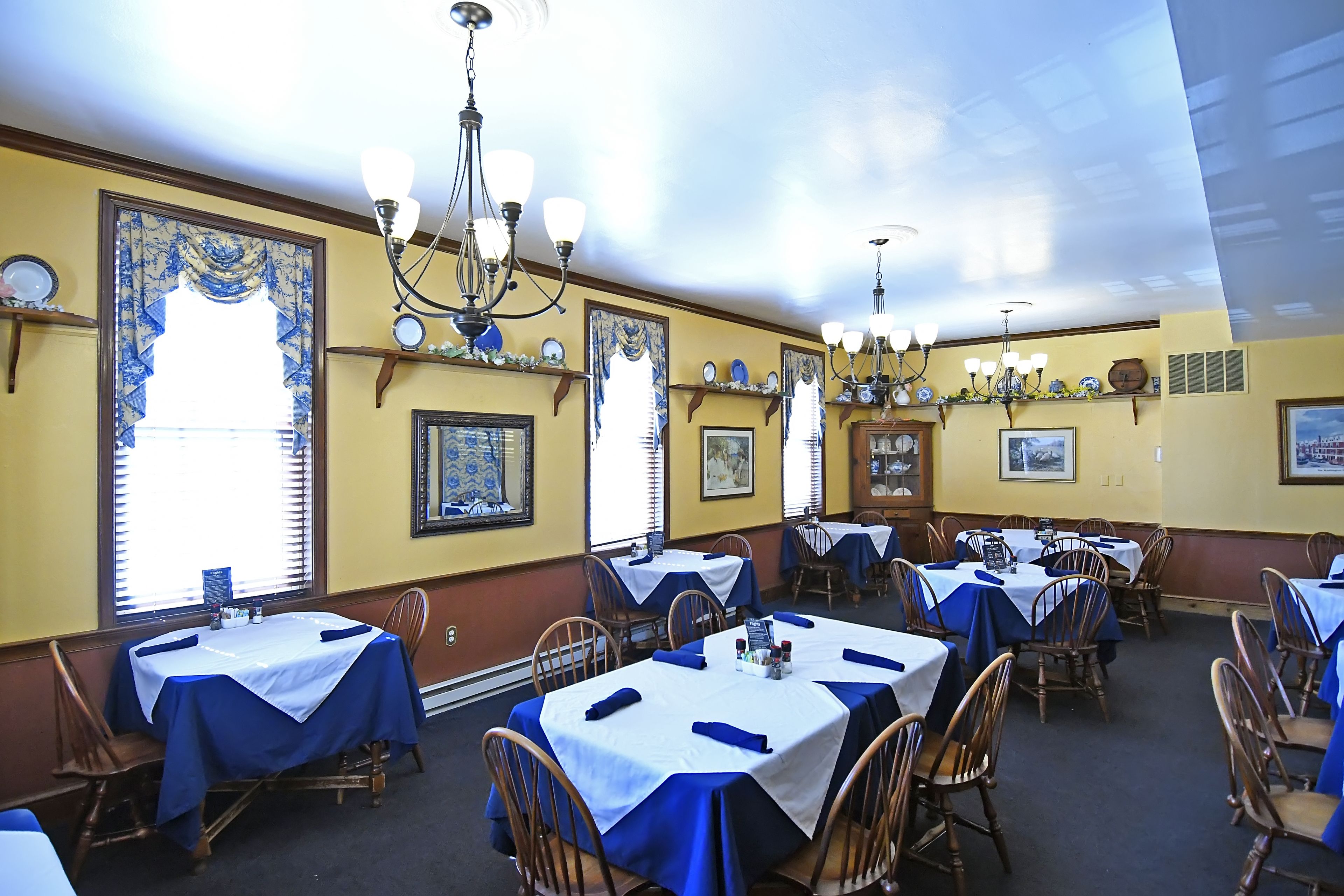 2 restaurants; breakfast, lunch, and dinner served