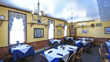 2 restaurants; breakfast, lunch, and dinner served