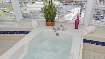 Bubbelpool, kroppsbehandlingar, aromaterapi och massage med varma stenar