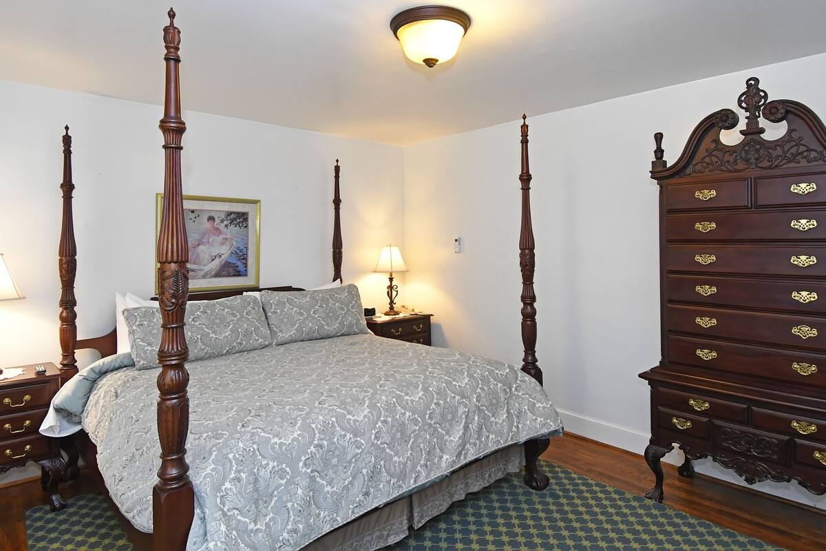 suite, 1 king bed (historic inn) | iron/ironing board, free wifi, bed sheets