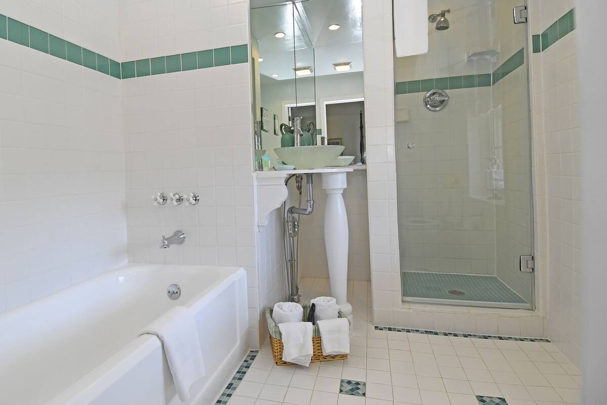 suite, 1 king bed (historic inn) | bathroom | combined shower/bathtub, free toiletries, hair dryer, towels