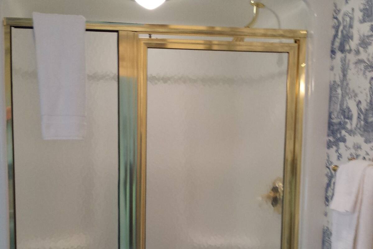 deluxe room, 1 queen bed (historic inn) | bathroom | combined shower/bathtub, free toiletries, hair dryer, towels