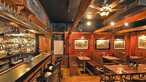 Bar (trong khuôn viên)