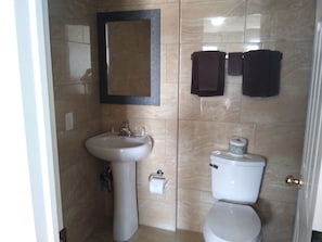 Combined shower/tub, towels - Aries Motel (Edson)