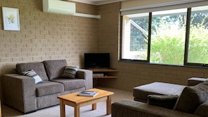 Flat-screen TV, DVD player, ping pong - Pomonal Cottages Grampians (Pomonal)